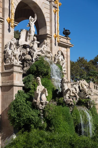 Barcelona ciudadela parque lago fuente con quadriga de oro de Aurora —  Fotos de Stock