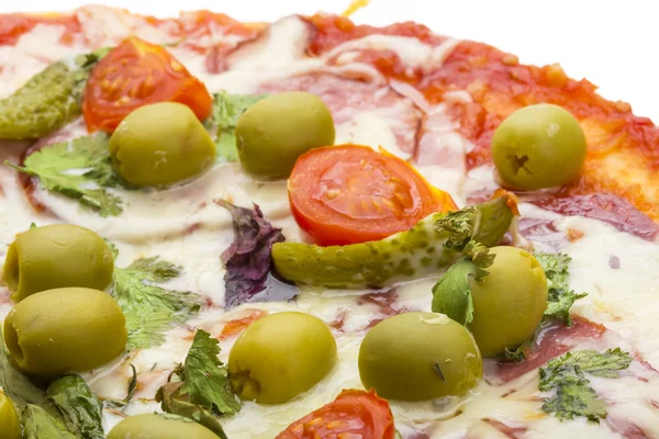 Pizza con salami — Foto de Stock