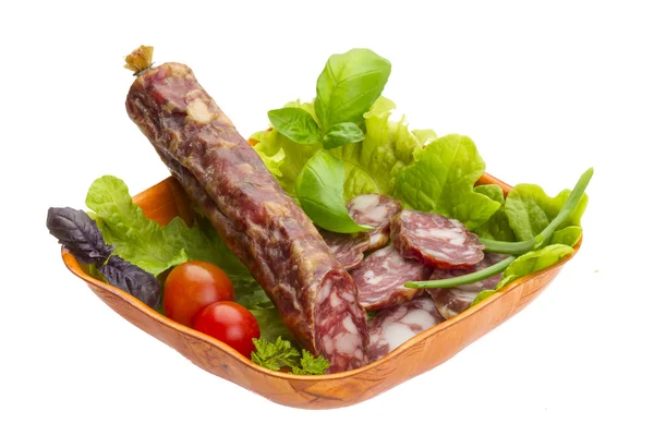 Reife Salami mit Salat, Basilikum, Zwiebeln und Tomaten — Stockfoto