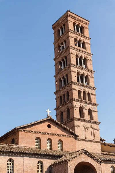 Klokkentoren van de basilica dei santi giovanni e paolo in rome, Italië — Stockfoto