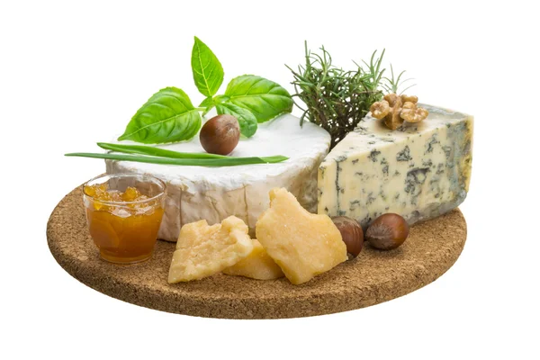 Assortiment kaas - brie, dor blauwe en harde oude gele kaas — Stockfoto