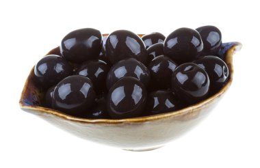 Siyah Zeytin zeytinyağı bir whit izole bir kase ile sulanır.