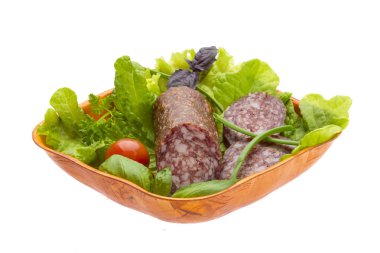 Olgun salam salata, fesleğen, soğan ve domates ile