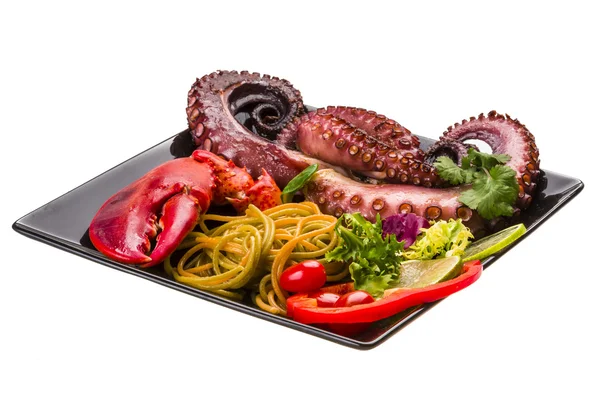 Ahtapot ve ıstakoz bacak ile deniz ürünleri makarna — Stok fotoğraf