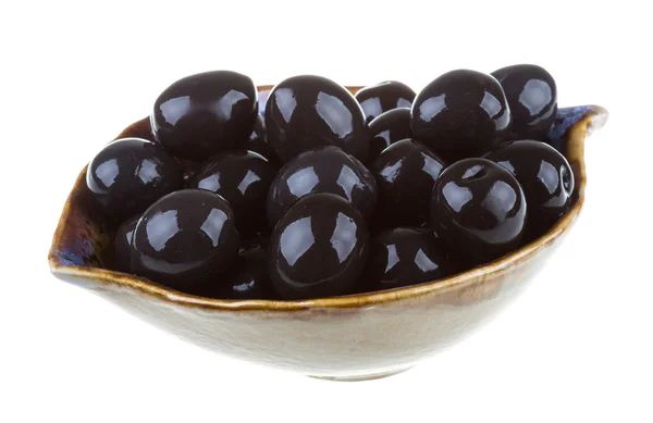 Siyah Zeytin zeytinyağı bir whit izole bir kase ile sulanır. — Stok fotoğraf