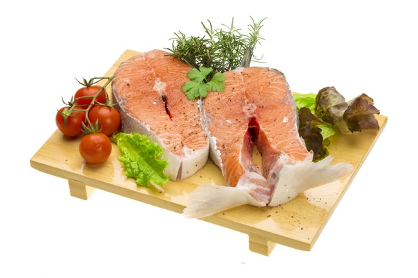 Salmone vivo fresco crudo con verdure — Foto Stock