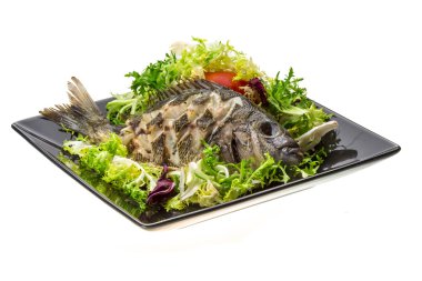 ızgara tilapia ile salata