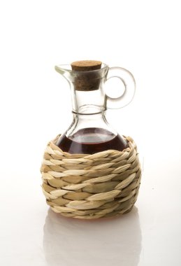 küçük sürahi ile üzerine beyaz izole kırmızı şarap sirkesi