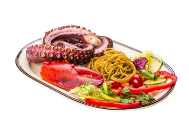 Ahtapot ve ıstakoz bacak ile deniz ürünleri makarna