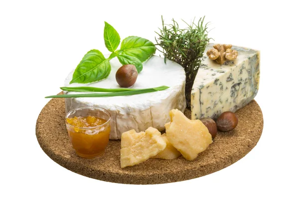 Assortiment kaas - brie, dor blauwe en harde oude gele kaas — Stockfoto