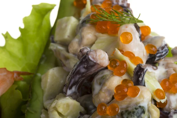 Salada de frutos do mar com caviar vermelho em abacate — Fotografia de Stock