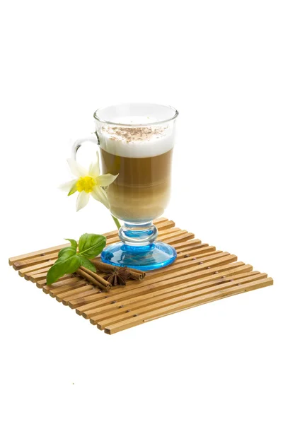 Kaffee spät mit Blüte, Minze, Sternanis und Zimt — Stockfoto