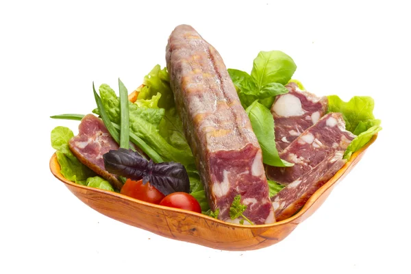 Reife Salami mit Salat, Basilikum, Zwiebeln und Tomaten — Stockfoto