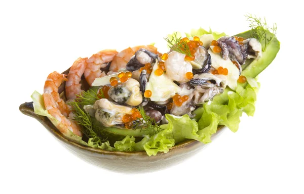 Salad seafood dengan kaviar merah di alpukat — Stok Foto