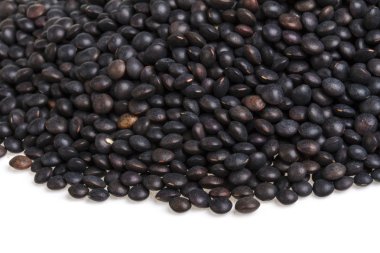 siyah üzerine beyaz izole mercimek yığını