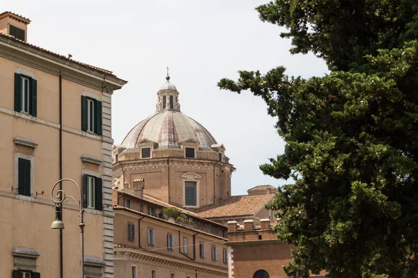 Gran iglesia en el centro de Roma, Italia . — Foto de Stock