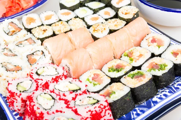 Zestaw sushi - różne rodzaje maki sushi i nigiri sushi — Zdjęcie stockowe