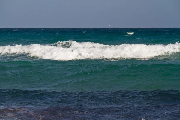 Zee golven op de Middellandse Zee — Stockfoto