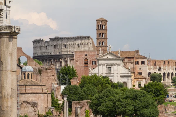 Edifício ruínas e colunas antigas em Roma, Itália — Fotografia de Stock