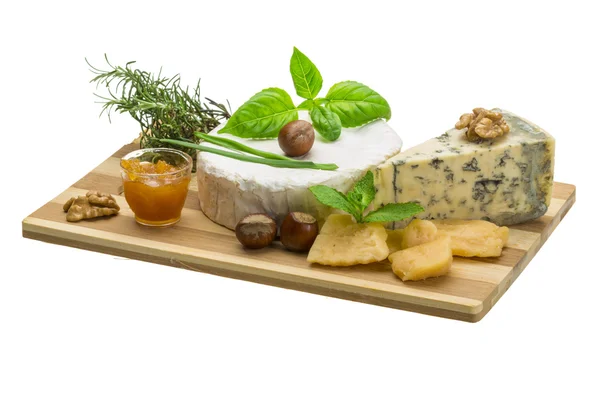 Assortiment kaas - brie, dor blauwe en harde oude gele kaas — Stockfoto