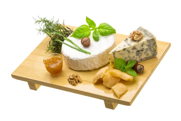Ανάμικτες τυρί - brie, dor μπλε και σκληρό παλιά κίτρινο τυρί — Φωτογραφία Αρχείου