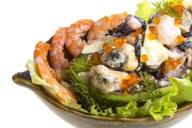 Avokado kırmızı havyar ile deniz mahsulleri salatası