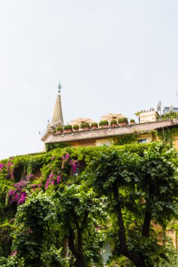 Bina kalıntıları ve antik sütunlar, Roma, İtalya