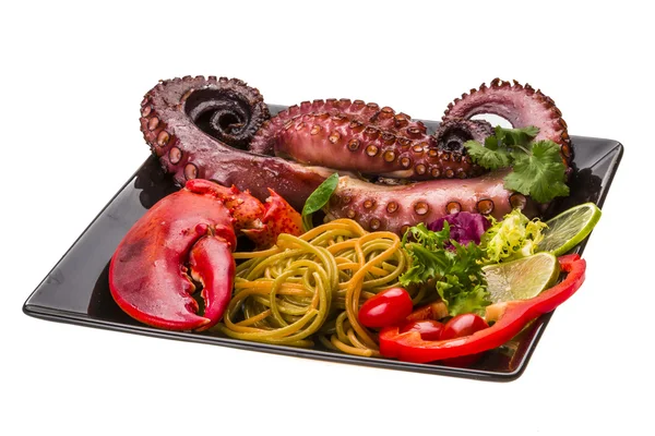 Ahtapot ve ıstakoz bacak ile deniz ürünleri makarna