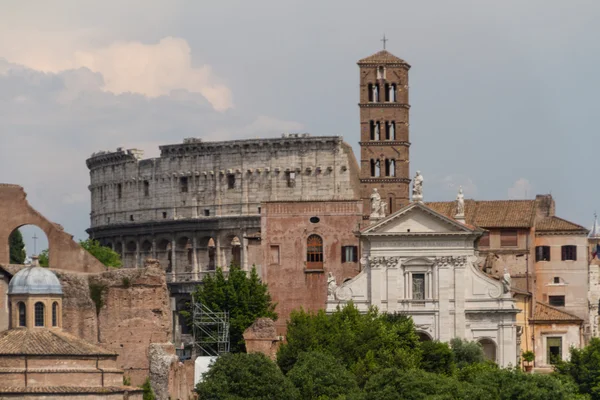 Budova ruiny a starobylé sloupce v Římě, Itálie — Stock fotografie