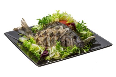 ızgara tilapia ile salata