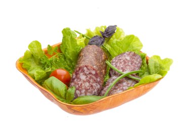 Olgun salam salata, fesleğen, soğan ve domates ile