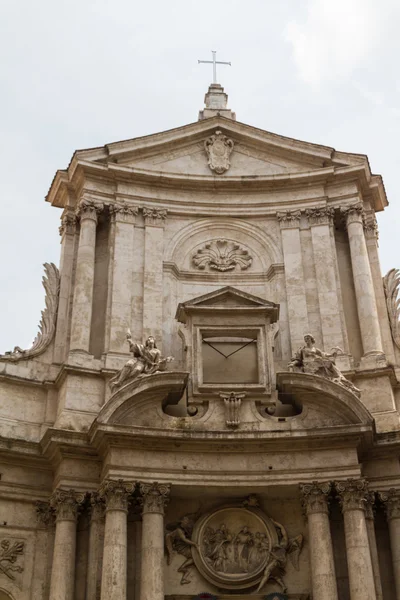 Gran iglesia en el centro de Roma, Italia . — Foto de Stock