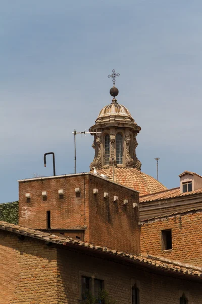 Roma, Itália. Detalhes arquitetônicos típicos da cidade velha — Fotografia de Stock