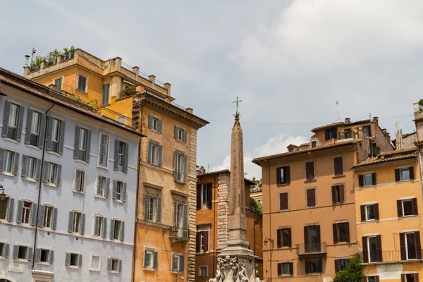 Roma, Italia. Dettagli architettonici tipici della città vecchia — Foto Stock