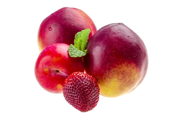 Dojrzałe brzoskwinie jasne, śliwki, truskawki i mięty — Zdjęcie stockowe