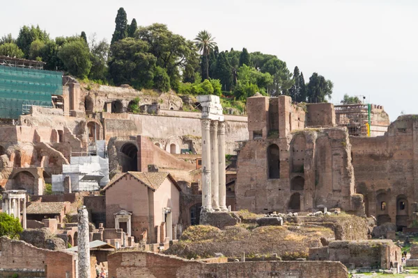 Edifício ruínas e colunas antigas em Roma, Itália — Fotografia de Stock