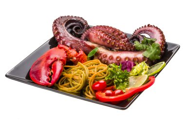 Ahtapot ve ıstakoz bacak ile deniz ürünleri makarna