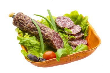 Olgun salam salata, fesleğen, soğan ve domates ile