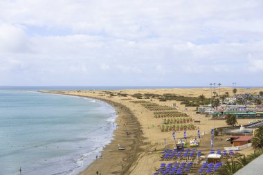 maspalomas okyanus kıyılarında