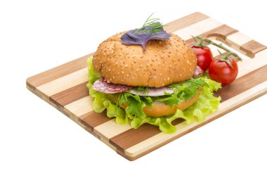 salata ve sosis ekmek