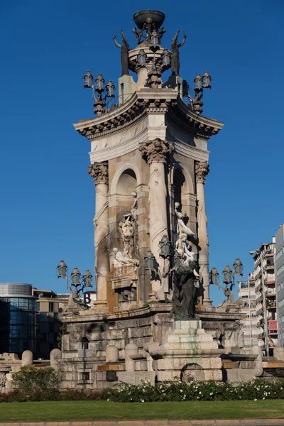 Фонтан Plaza de Espana с Национальным дворцом на заднем плане, Барселона, Каталония, Испания, Европа — стоковое фото