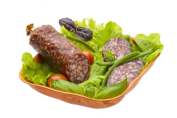 Mogen salami med sallad, basilika, lök och tomat — Stockfoto