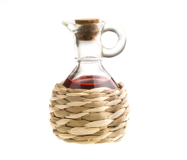 Piccolo decanter con aceto di vino rosso isolato sul bianco — Foto Stock