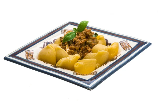 Lumaconi mit Schweinefleisch und Basilikum — Stockfoto