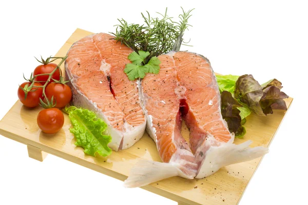 Сырой свежий яркий лосось с овощами — стоковое фото
