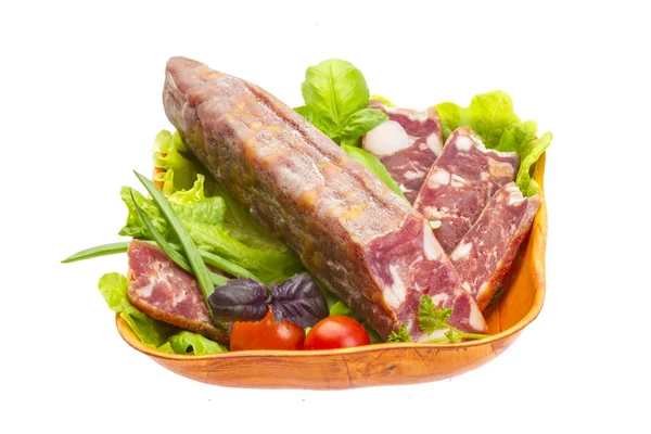 Reife Salami mit Salat, Basilikum, Zwiebeln und Tomaten — Stockfoto