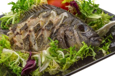 ızgara tilapia ile salata