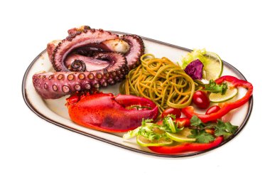 Ahtapot ve ıstakoz bacak ile deniz ürünleri makarna