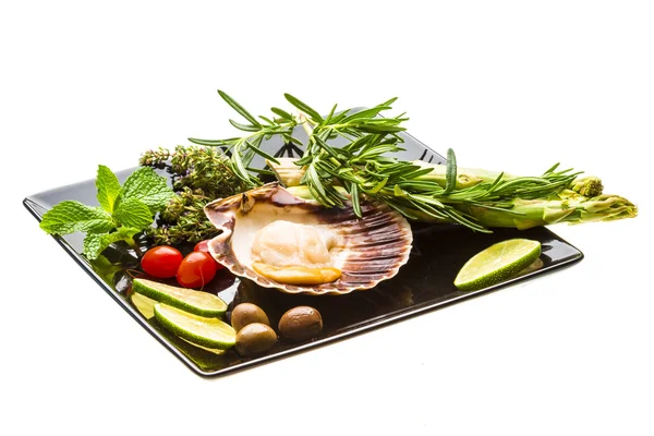 Scallop with asparagus, lime, mint and rosemary — Stock Photo, Image