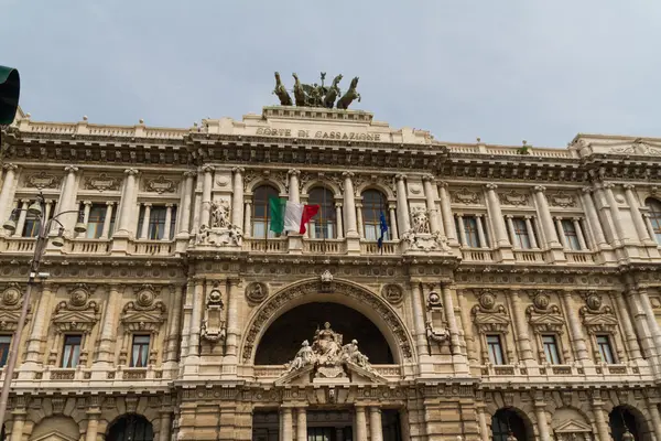 Roma, Italia. Dettagli architettonici tipici della città vecchia — Foto Stock